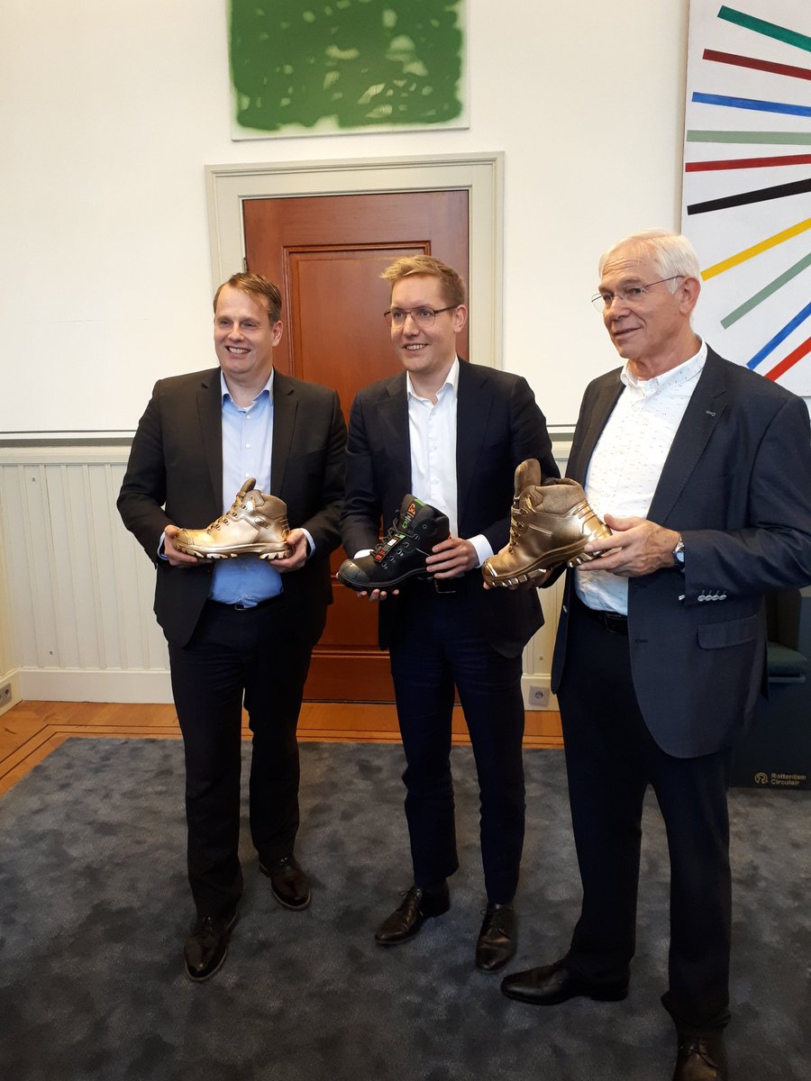 RogierQ's tweet photo. #Rotterdamlooptcirculair!Wethouder Bonte ontvangt eerste gouden circulaire werkschoen uit handen van leveranciers Heigo en Emma Saffety Footwear. #Rotterdam #circulair #ExtremelySafe #Heigo
#arnobonte #vanzooinaarmooi #stadsbeheer https://t.co/93o1585i63