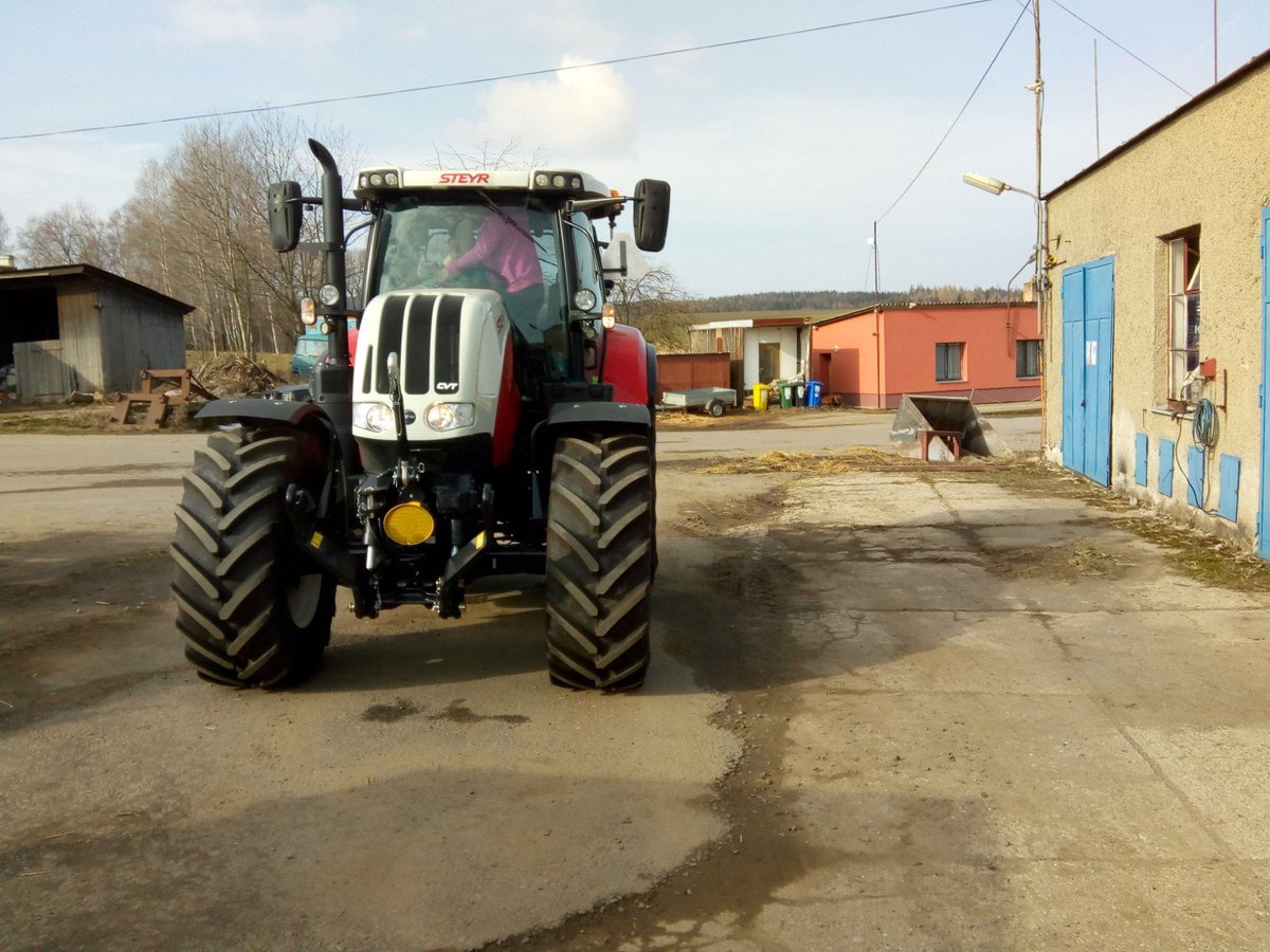 AgropartnerSob's tweet photo. Dnes proběhlo školení obsluhy traktoru Steyr CVT 6165 v Červené Řečici .... ať slouží :) https://t.co/C6H3f5zUun
