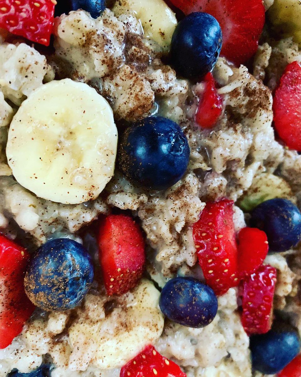 PB_Simplicity's tweet photo. 🌱 Old Fashioned Oatmeal With Strawberries 🍓 Blueberries &amp; Banana 🍌... #plantbasedsimplicity https://t.co/0aEEgGtZRC