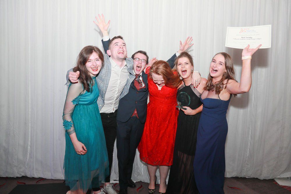 BICSIreland's tweet photo. #winnerswisdom Doireann Nic Dhonncha, member of 2018’s BEST SOCIETY (CAS) with Galway University Musical Society (GUMS), NUIG, says "think of how you will present yourselves in the interview - is there anything you can do to stand out from the crowd?" #BICS https://t.co/6Bqfa7fLCt