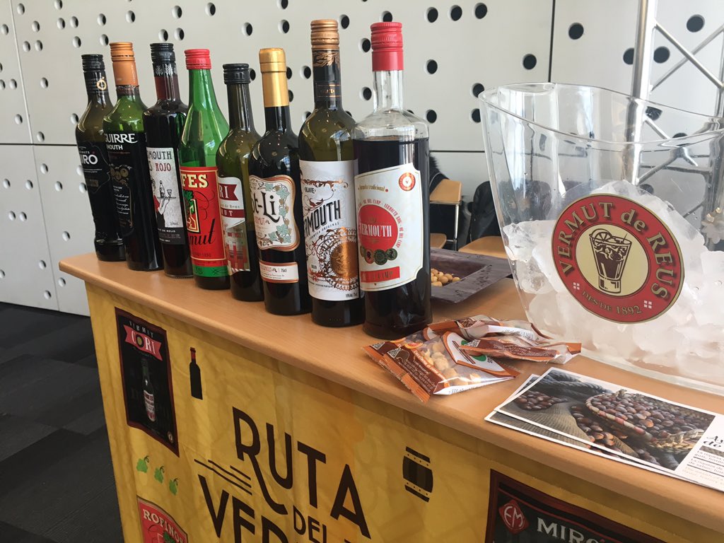 ReusPromocio's tweet image. Espai de degustació del #VermutdeReus al #MobileWeekReus maridat amb #avellanadereus a @firaReus