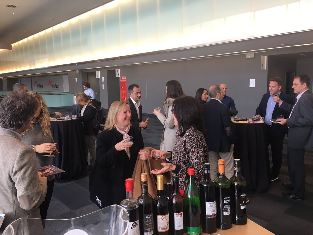 ReusPromocio's tweet image. Espai de degustació del #VermutdeReus al #MobileWeekReus maridat amb #avellanadereus a @firaReus