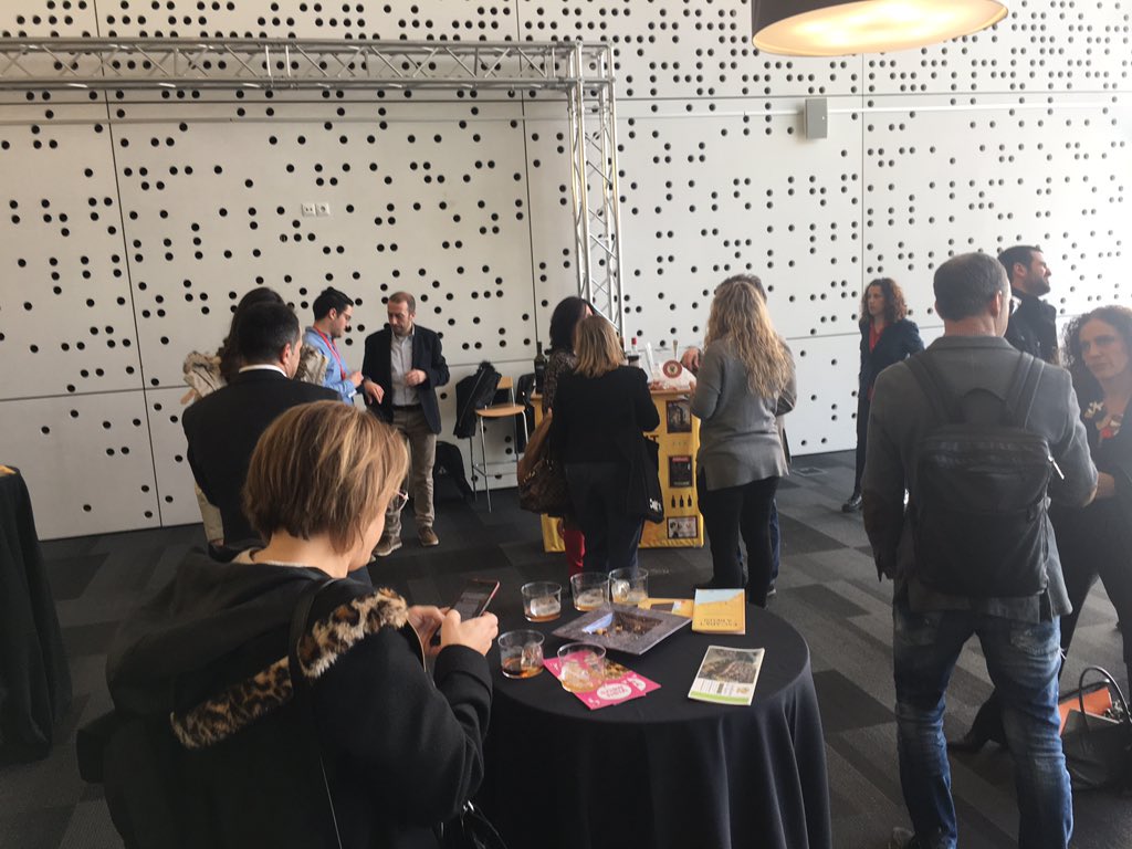 ReusPromocio's tweet image. Espai de degustació del #VermutdeReus al #MobileWeekReus maridat amb #avellanadereus a @firaReus