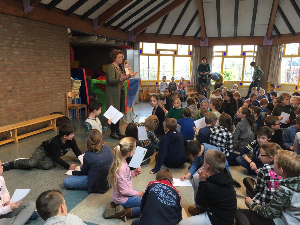 HenkvanBeuseko1's tweet photo. #PassendOnderwijs: vandaag start samenwerking basisschool #HetKompas in #Kesteren en #Kentalis #cluster2 met een mini #TOS belevingscircuit voor leerlingen. En..... het tekenen van de samenwerkingsovereenkomst! Wat een mooi team daar! https://t.co/hG2mfWeTZv