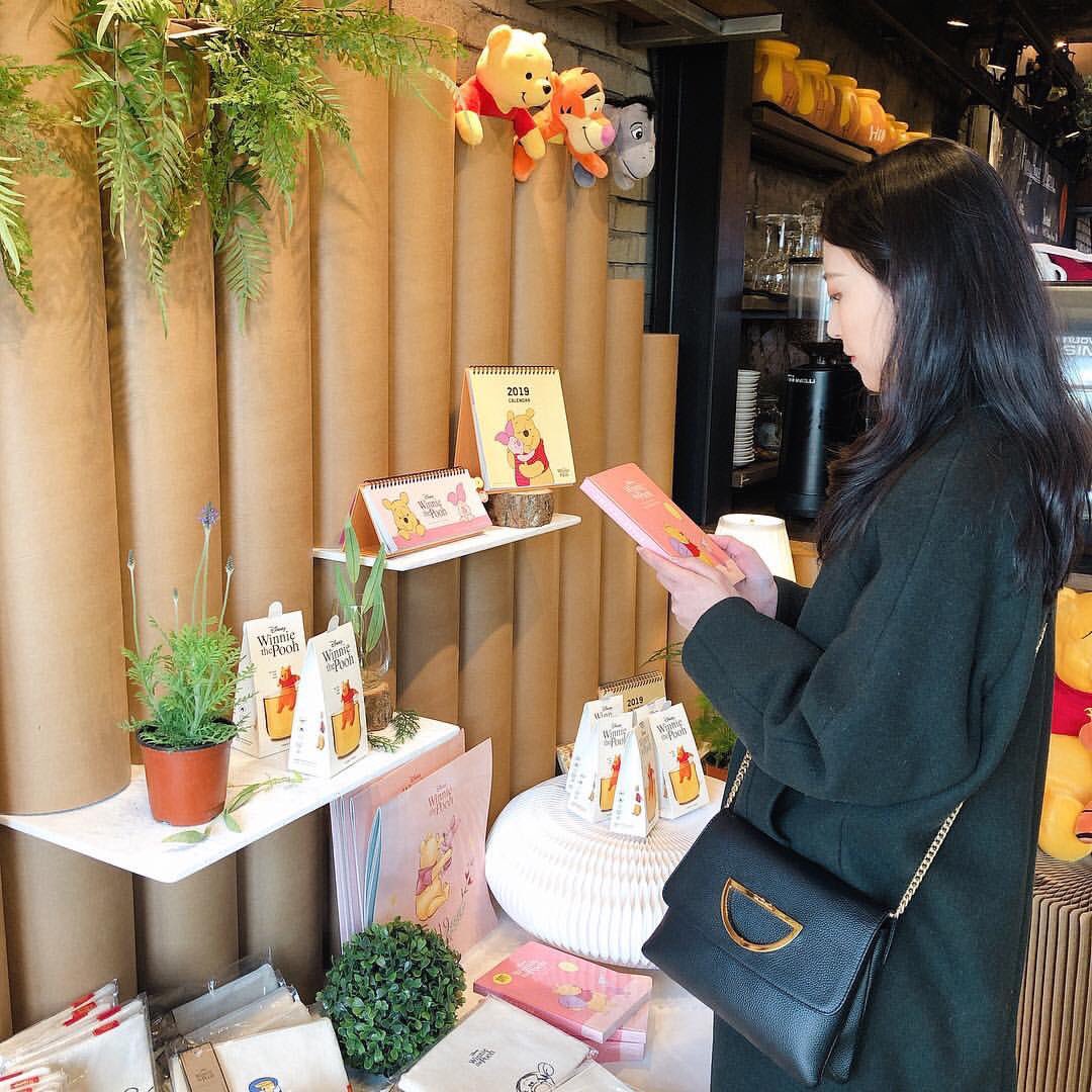 wababa_korea's tweet photo. 🍯🐻🍯🐻🍯🐻🍯

韓国イテウォンに期間限定
でオープンしている
くまのプーさんカフェ🍰♥️

いろんなところにプーさんが
いっぱいで写真も撮れちゃう💖

期間:〜3/31
住所:용산구 이태원동 293-10

#韓国情報 #韓国カフェ
#ワババ #ワババシェア

🍯🐻🍯🐻🍯🐻🍯 https://t.co/GPX8vTDeOZ