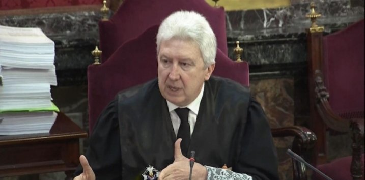 Inexplicable el baix nivell d'aquests quatre fiscals, ignoren el que és Catalunya i no tenen ni puta idea del que va succeir durant el referèndum de l'#1O, disposen d'infornes falsejats i van fotent pals de cec a veure com responen els acusats.
Vergonya, prevaricació i ineptitud.