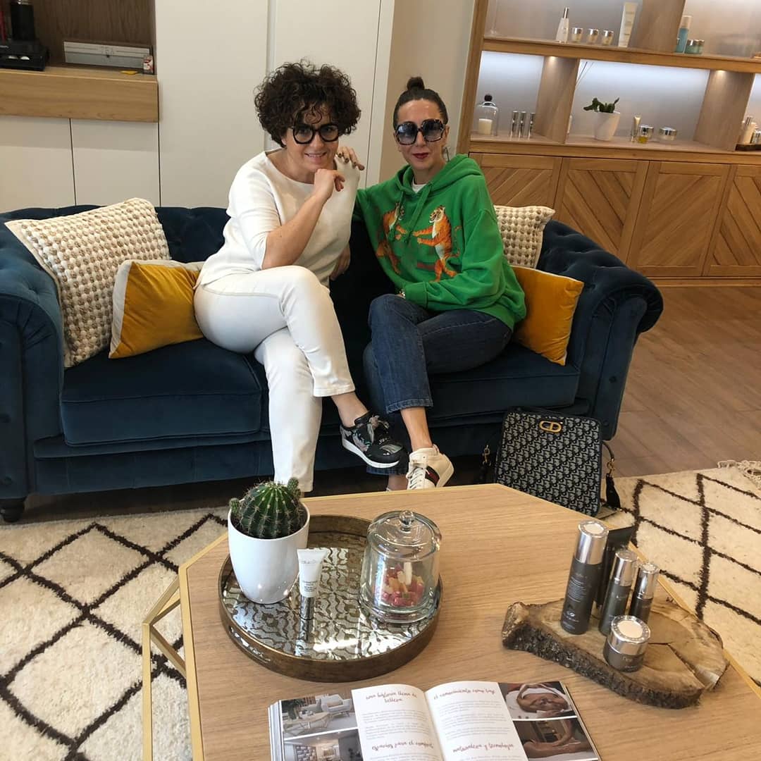 AnaMancebo9's tweet photo. Esta vez @natalialcayde y @cucaolveira han probado los tratamientos #anamancebo en nuestra cabina doble!
.
.
.

#belleza #bienestar #cosmetica #diamondcocooncollection #perfectskin #cloudlessskin #crystalskin #honeyskin #negreira #santiagodecompostela #galicia https://t.co/pUtLHtSE2M
