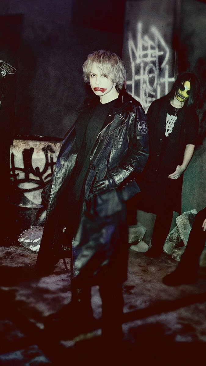 アー写のHYDEさん RoenのCoating Trench Coat VAMPSの時のLINE LIVEと