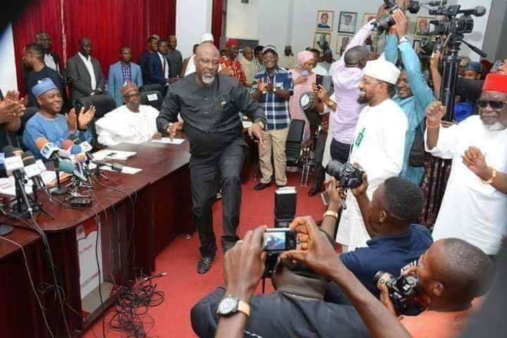 SimpliTyty's tweet photo. APC NEC Meeting Vs PDP NEC Meeting 

Pictures Don't lie

The difference is clear between the Nation Builder and Nation Jester

#NextLevel with @MBuhari &amp; @ProfOsinbajo 

#TruthBeTold https://t.co/PeP4DN1n1F