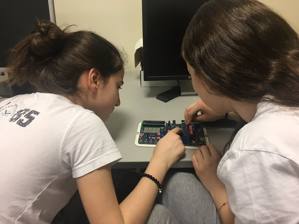 sedaondr's tweet photo. Her yeni materyal derslerde yeni bir heyecan 🥳🤩 #tinylab #istech @IstekTech #kasgarlimahmut https://t.co/y5TuNzk44R