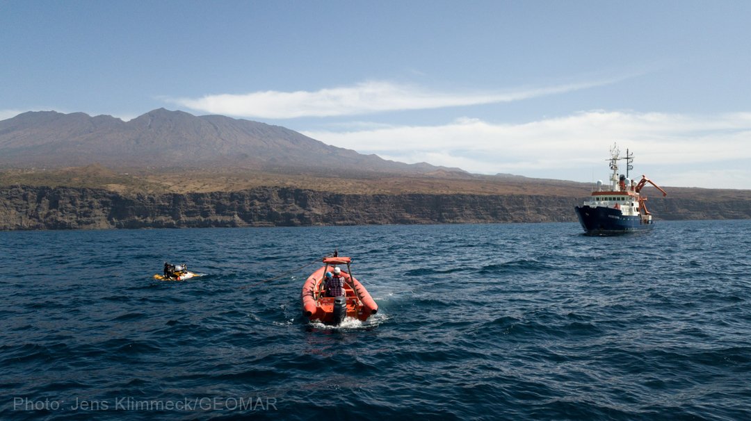 GEOMAR_en's tweet photo. Updates from expedition #POS532 with #RV_POSEIDON and #submersible #JAGO off #CapeVerde. Below the ocean's surface, the scientists encounter fascinating creatures, such as amphipoda or various siphonophora.
Photos by Karen Osborn/@smithsonian + Jens Klimmeck/GEOMAR https://t.co/LUIpmhezOV