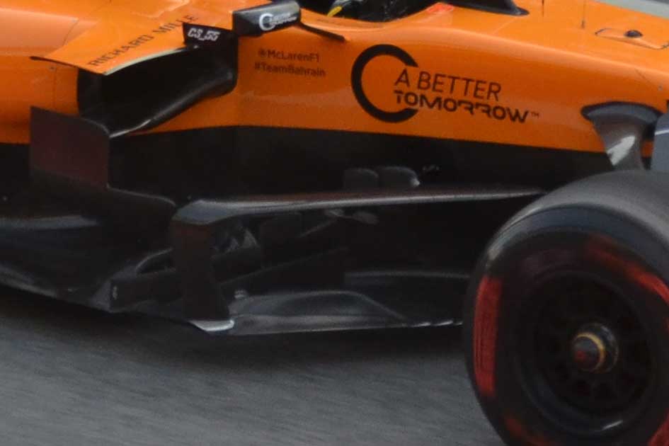 SoyMotor's tweet photo. Un deflector del bargeboard del McLaren ha salido despedido al pasar por el piano de la curva 9. Antes (izquierda) y después (derecha). https://t.co/mCaE84GfCZ