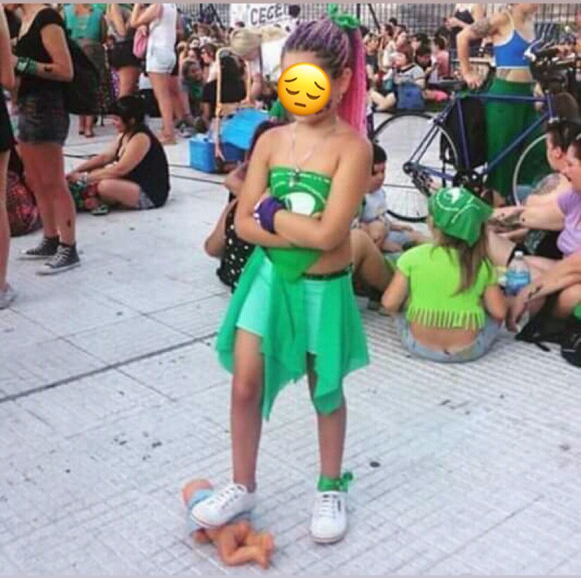 Vickypita__'s tweet photo. Le hago una pregunta a las que luchan por el aborto legal.... esto es lo que quieren? Una niña q no llega ni a los 11 pisando un bebe de juguete con pañuelo celeste.. Esto no representa un juego, representa el odio encarnado que promueve este movimiento nefasto. Pobre niña. https://t.co/6pSQ6uq9EO