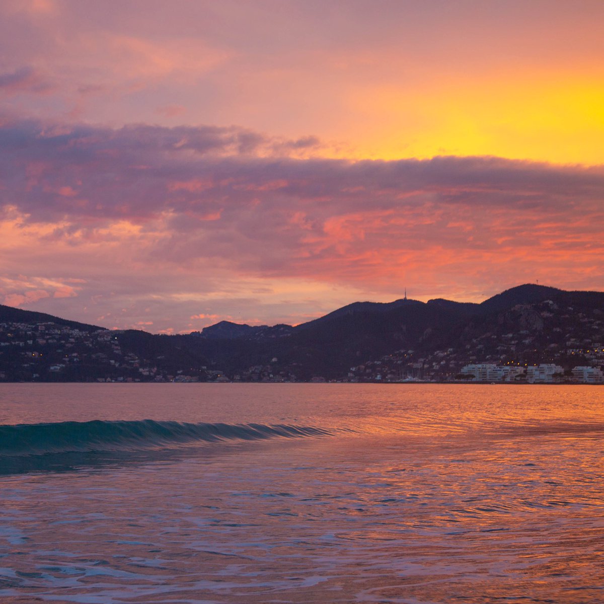 We are all #sunsetlovers 😍 incredible sunset from #Cannes 
—
Magnifique coucher de soleil depuis la baie de Cannes ✨💫 
—
#villedecannes #jaimecannes #hotelsunriviera #hotelcannes @davidlisnard @villecannes @CannesIsYours