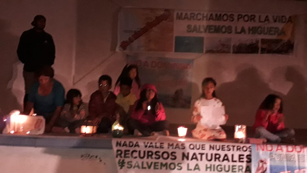 OceanaChile's tweet photo. 🔵Durante la noche de ayer habitantes de #LaHiguera manifestaron a través de una velatón su rechazó al proyecto minero Dominga. Este generaría impactos medioambientales irreversibles en un lugar proritario para la conservación
#NoADominga
#NoMasZonasDeSacrificio https://t.co/LVhBFaXStU