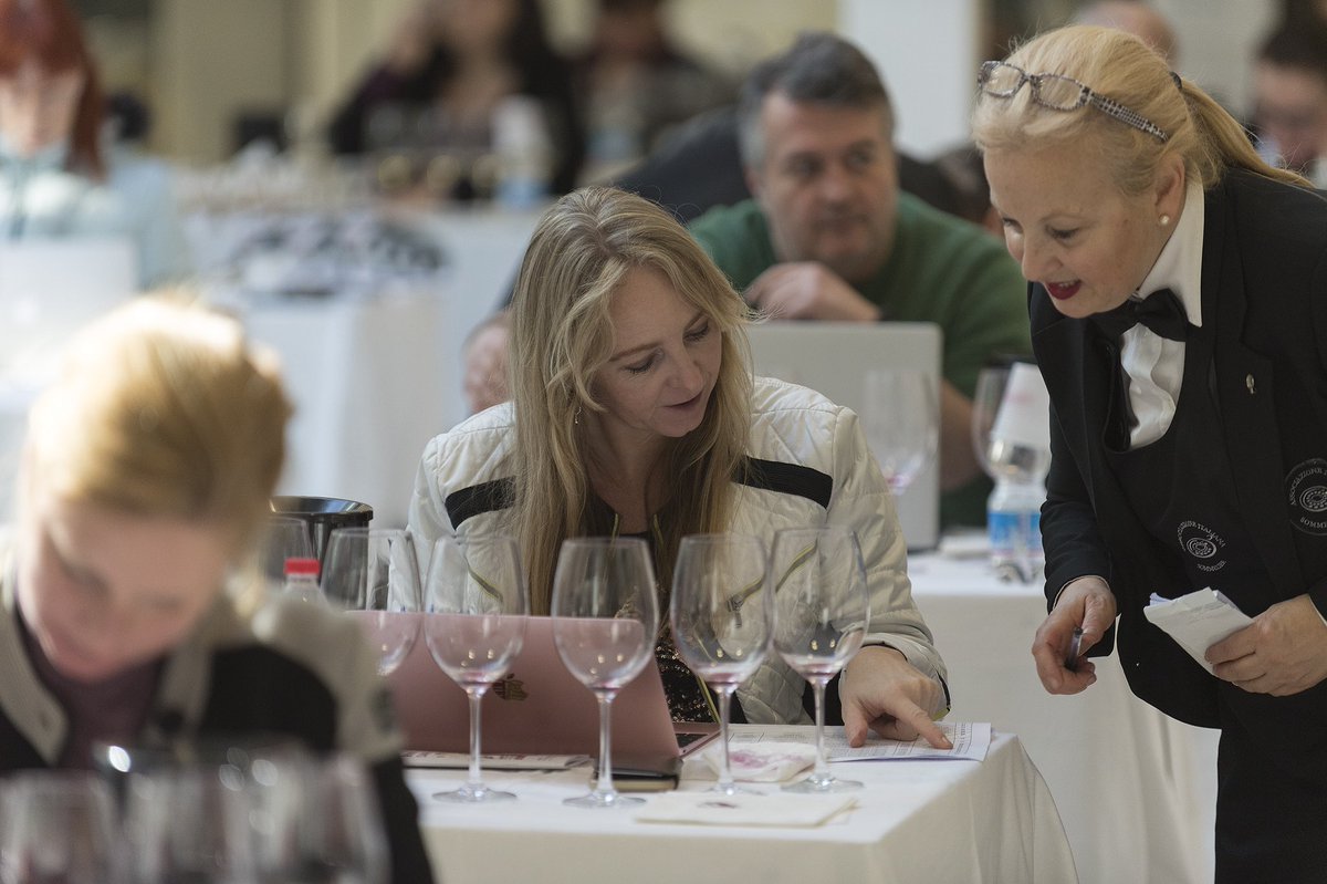 WineNewsIt's tweet photo. Il #Sangiovese è famoso di #Toscana, ma esiste da sempre anche in #Romagna: a #Faenza va in scena #Vini ad #Arte, #seminari #focus #degustazioni sui #vini di #Romagna. Nel #calice tra gli altri il sempre più apprezzato #RomagnaSangiovese Riserva 2016 https://t.co/Fa9i9q5u84