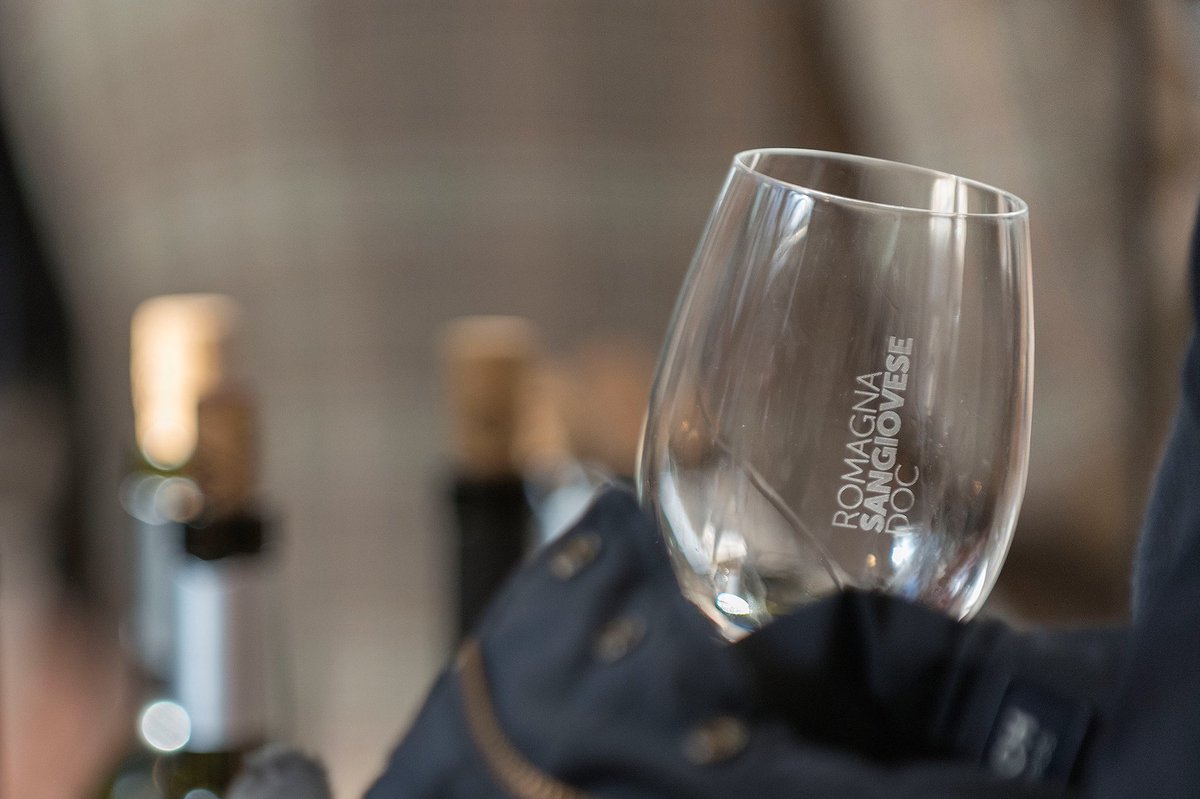 WineNewsIt's tweet photo. Il #Sangiovese è famoso di #Toscana, ma esiste da sempre anche in #Romagna: a #Faenza va in scena #Vini ad #Arte, #seminari #focus #degustazioni sui #vini di #Romagna. Nel #calice tra gli altri il sempre più apprezzato #RomagnaSangiovese Riserva 2016 https://t.co/Fa9i9q5u84