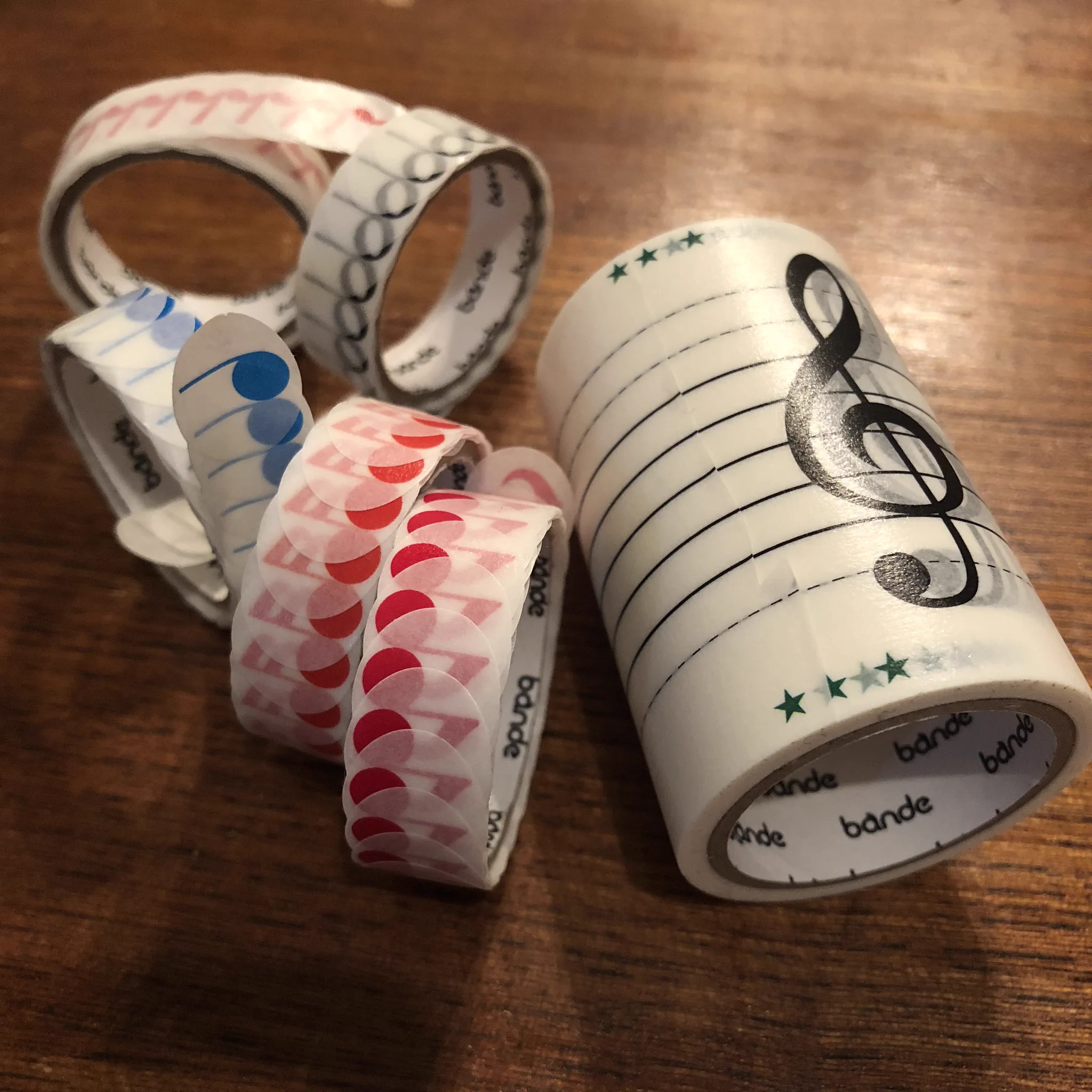 誰でも簡単に作曲家デビュー！？特殊なマスキングテープと音符シールを使うだけ！！