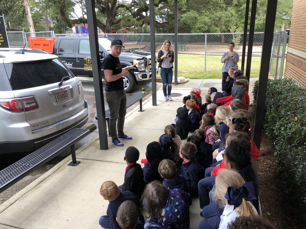 MilfordKClass's tweet photo. Thank you Yellow Hammer for speaking with our kindergarten students about entrepreneurship! @MilfordKClass @kindergartenkd @MaryBAustin  #NatlEshipweek https://t.co/UFth1Tlbmo