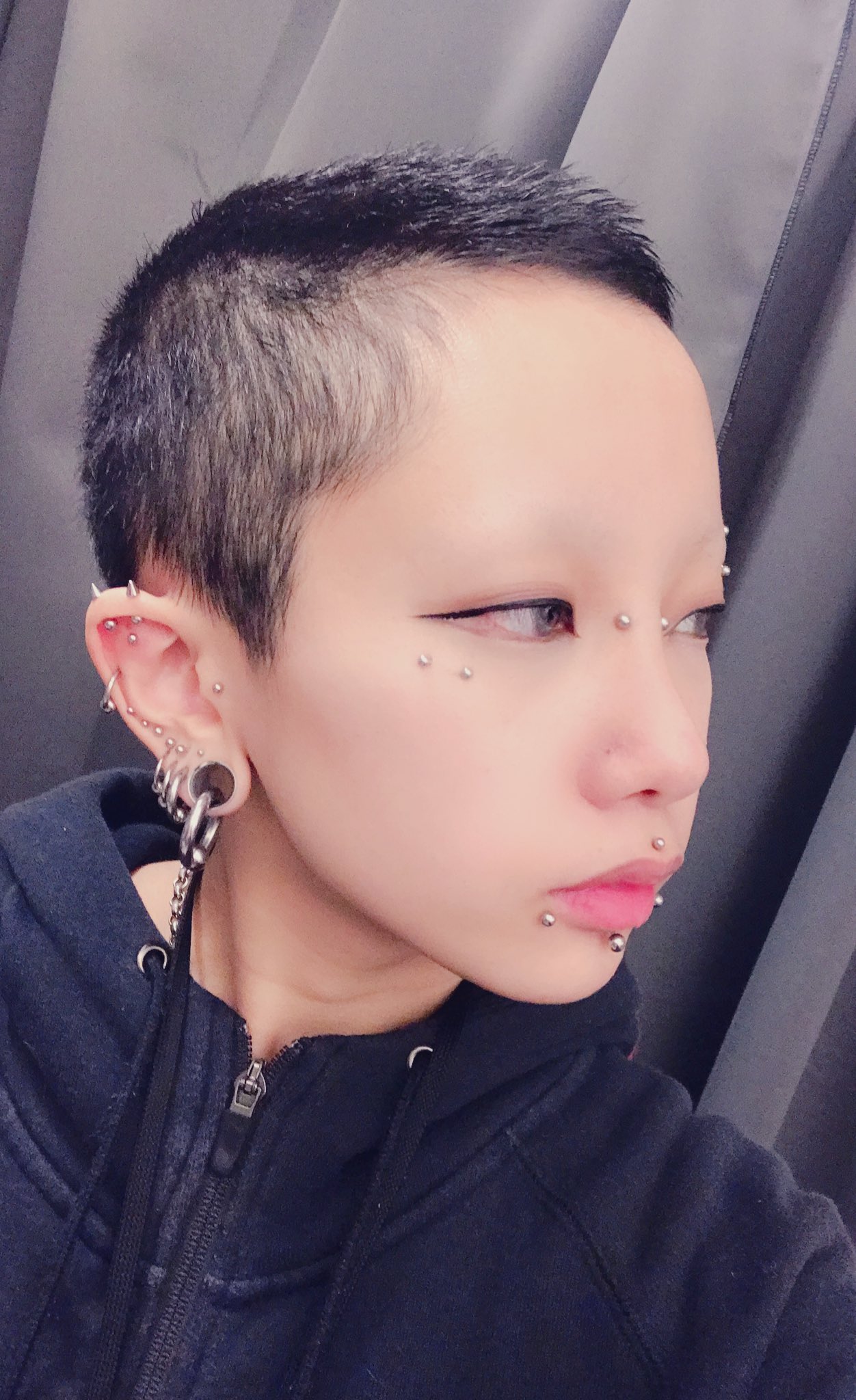 雛じゅうさん 坊主8週目 約2ヶ月 サイドは1ヶ月前に刈ったけどトップは2ヶ月間伸ばした長さです 来月辺りにまたバリアートやってもらおうと思っています 申し訳程度にムースのスタイリング剤付けてます メイクゲロ薄なのは T Co Qu8iq1eu0k