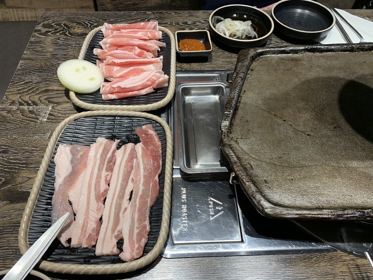 peeachx's tweet photo. The BBQ (ใกล้btsเอกมัย) 
ปิ้งย่างเกาหลีที่อร่อยมาก ราคาไม่แพง หมูที่ใส่ปากคืออร่อยทุกชิ้น ไม่เลี่ยนเลย แนะนำหมูสามชั้นสไลด์กินคู่กับเครื่องเคียงแล้วฟิน พนักงานบริการดี ปิ้งหมูให้กำลังดี สอนวิธีกินเป็นคำแบบเกาหลีด้วย ประทับใจทุกอย่าง มาซ้ำอีกแน่นอน @aroii @Kin24hrs #อร่อยไปแดก https://t.co/8FZqz1Ujry