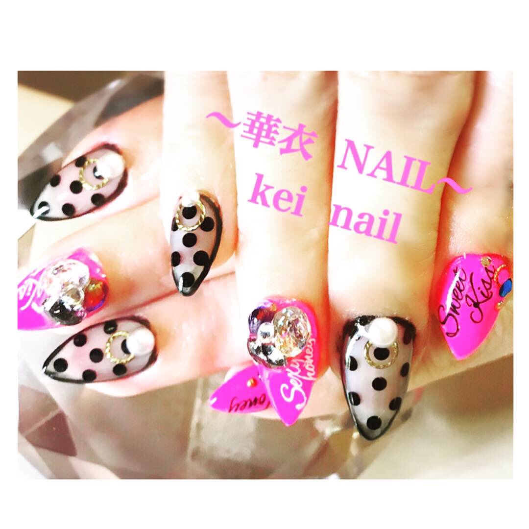 2tightKeiko's tweet photo. キメ顔ぷりんと #newmynail 💅🏻✨
スケルトンな #ドットネイル 💕
#blacknail #pinknail #dotnail
#skeletonnail #suwarohusukinail
#看板犬 #ポメラニアン #ポメ
#ぽめらにあん #ぽめ https://t.co/sdcgYf6XXc