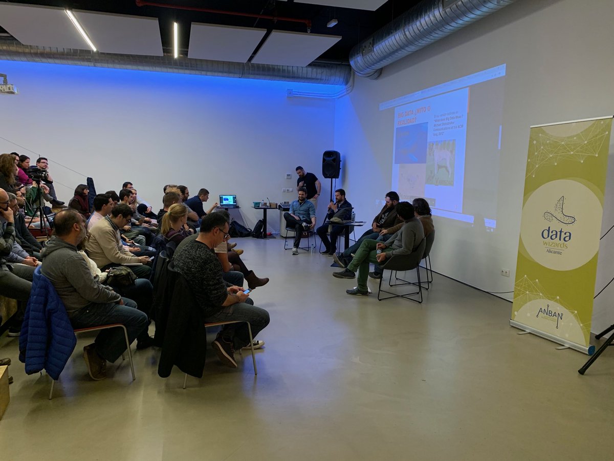 Cloud_Levante's tweet image. Gran debate en #datawizards. Tarde entretenida consultando si el Big Data es un mito o una realidad.