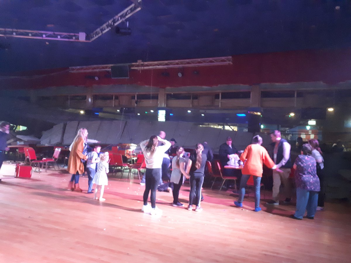 AndrewHaughton5's tweet photo. @BBC_HaveYourSay large heating vent and part of ceiling at pontins Brean sands just collapsed over the crowd / audience https://t.co/joJjNC3jTI
