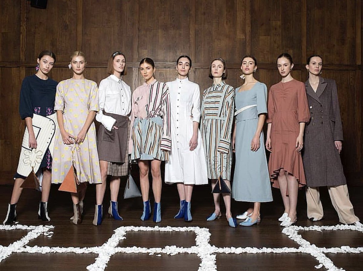 Repost of our member @michelapezzahair with the 🇬🇧team <a href="/AvedaUK/">Aveda UK</a> styling the models of Gayeon Lee AW19 collection at #londonfashionweek