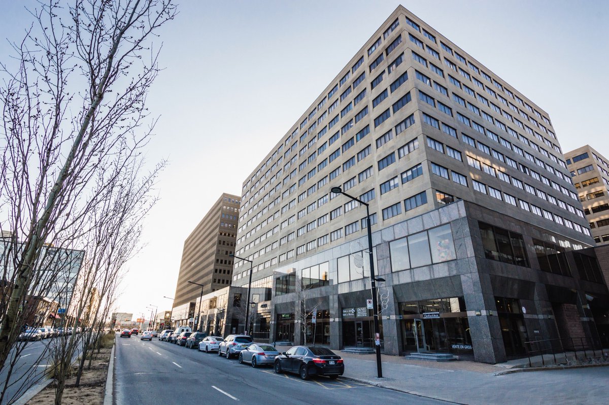 PropsHs's tweet photo. A side view of 433 Chabanel with Chabanel Ouest in the background #realestate #commercialrealestate https://t.co/WsDxxrZQsh