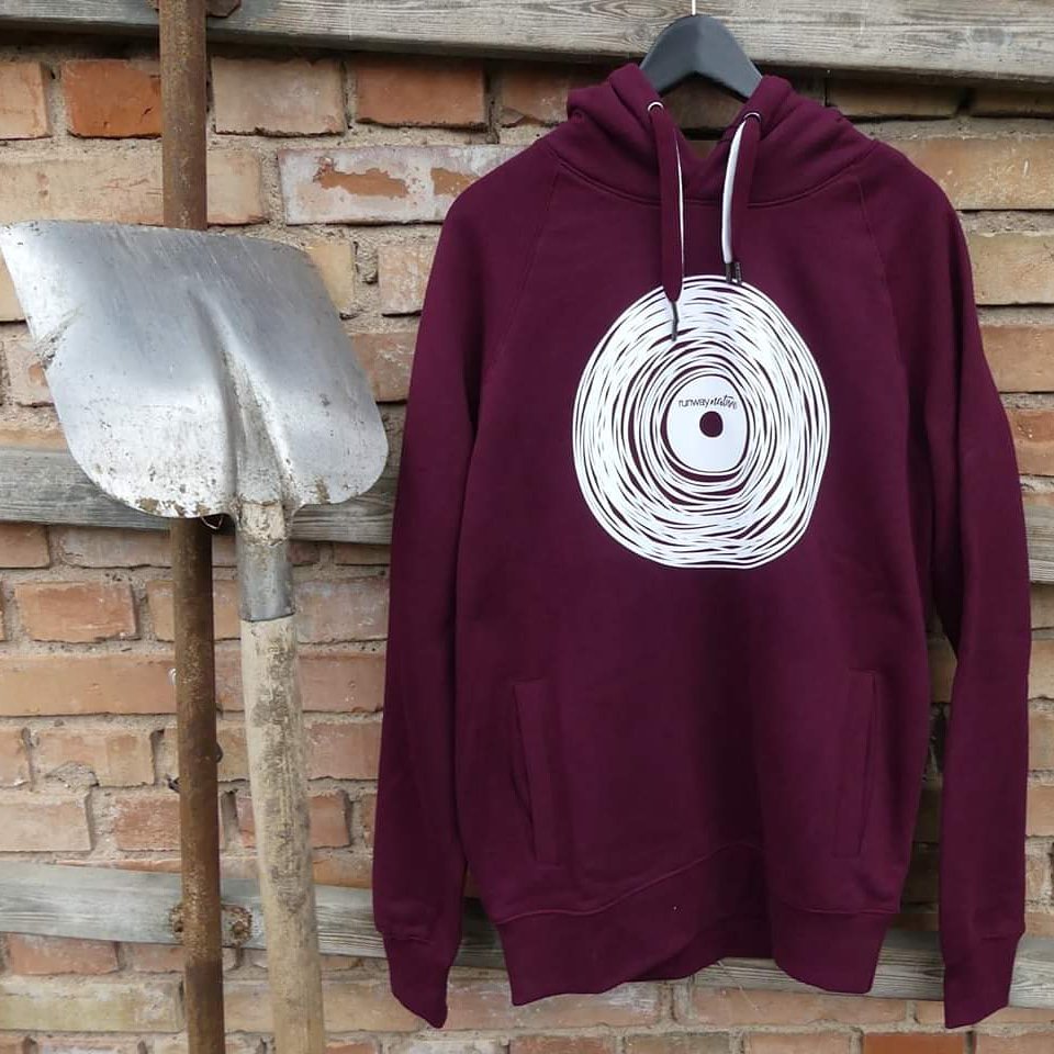 NatureRunway's tweet photo. Am heutigen Tag des Kirschkuchens, wollen wir euch unseren kirschrot ähnlichen Boston Hoodie näher bringen ;) 
100% Bio Baumwolle | Global Organic Textile Standard (GOTS) zertifiziert | fair &amp; sustainable

#werbung #runwaynature #fairandsustainable #jointhefuture #boston #gots https://t.co/3EFL0CHkZ9