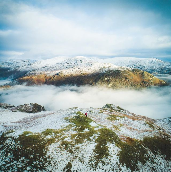 Loughrigg Fell might not be the #LakeDistrict's biggest peak, but you wouldn't be thinking that when standing at the summit trig point🙌😯
📷IG @georgepearsonphotography