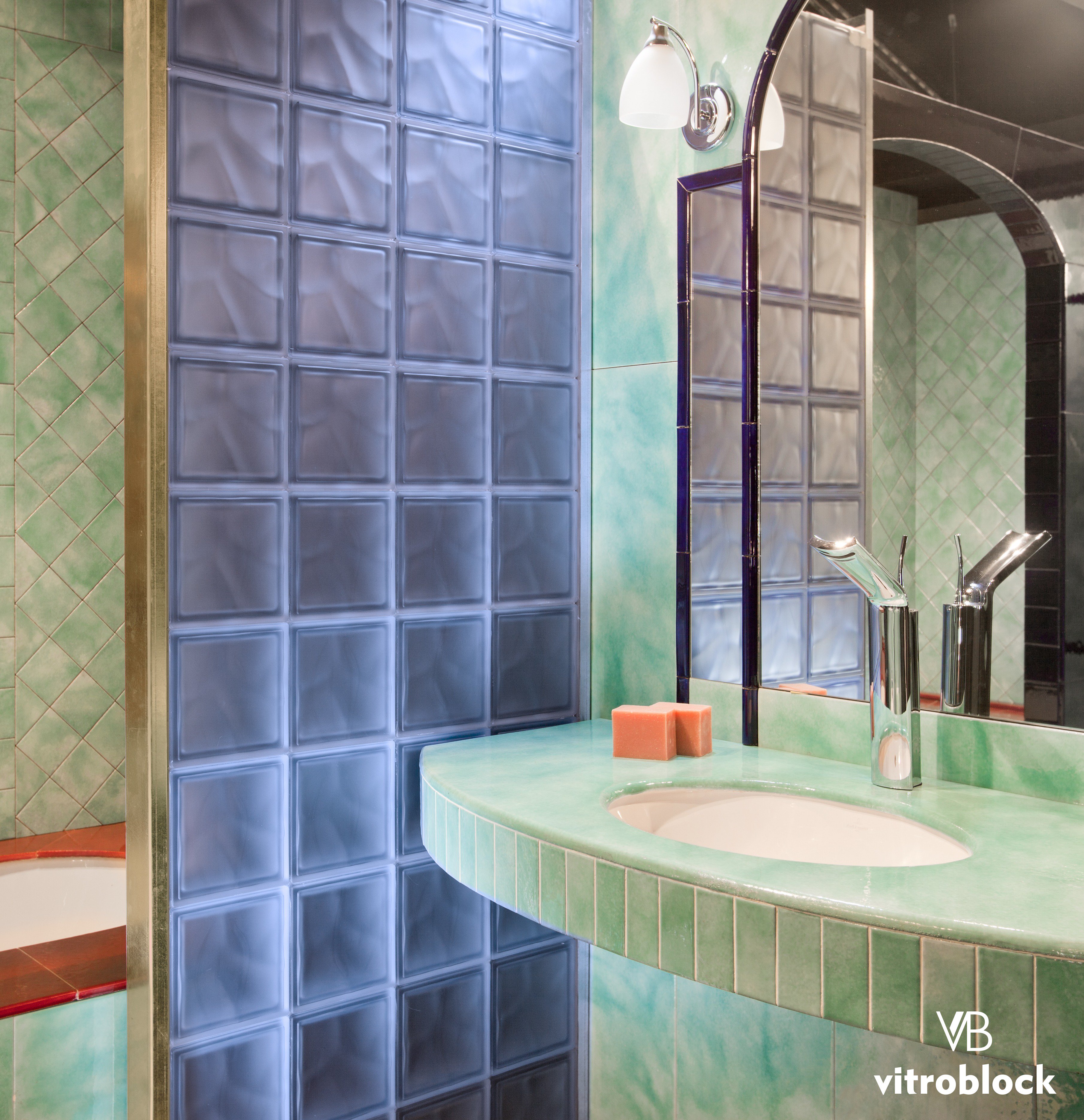 стеклоблоки перегородки душа стеклоблоки. стеклянный блок для ванной. стеклянная стена стеклоблоки в интерьере.