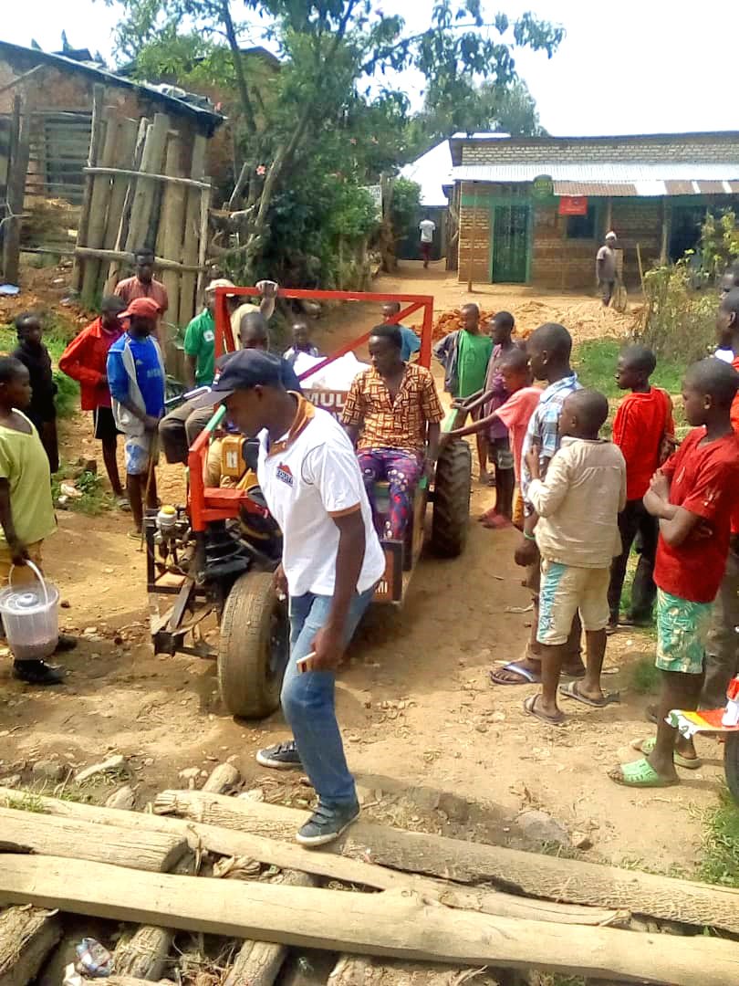 solutionchallng's tweet image. After a training on customer experience, the #solutionchallenge AgRover team learned how to measure their profit and record transactions during #basicaccounting. Knowledge they now apply when registering all weeks’ activities and trips. @MobileAgPower @giz_gmbh