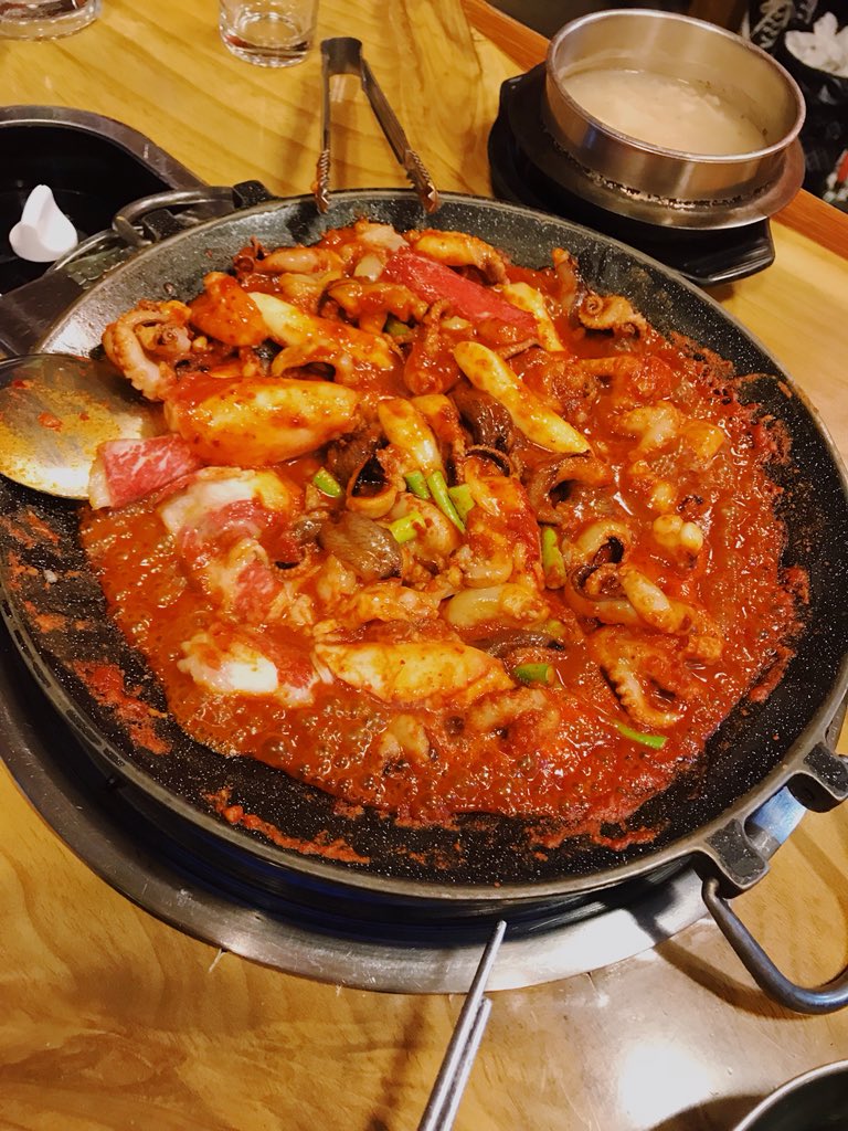 litanaphat's tweet photo. ไปให้สุด แล้วหยุดที่ 홍스쭈꾸미 ฮงแด อร่อยมากคุณเอ้ย มีให้เลือกหลายเซท ลิตาสั่งแบบ หมึก+เนื้อ แค่ซอสก็ฟินแล้ว แต่ข้าวคืออร่อยลืมภาษาไทยจนต้องตะโกนมาชิโชโยเลย ดีมาก!!!! #รีวิวเกาหลี #เกาหลี #รีวิวฮงแด #อร่อยไปแดก 
ตามแมพไปเลยจ้า
https://t.co/t5CnmQq3Hc https://t.co/Ir4O8Z3cqI
