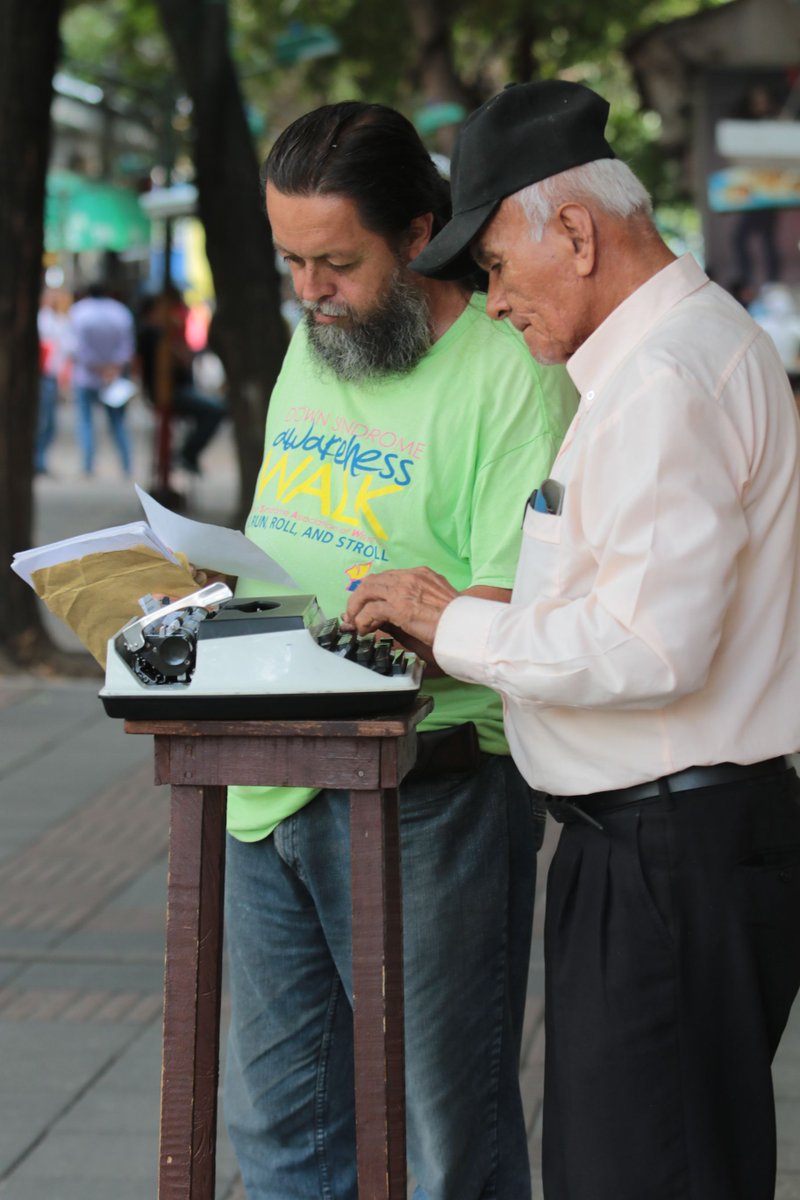 PrensaLaNacion's tweet photo. #Crónica Luis Egidio Salazar tiene 82 años y lleva 25 escribiendo en su vieja máquina de escribir, uno de sus más preciados tesoros. Aunque la era digital llegó y él lo reconoce, también asegura que “siempre habrá alguien que necesite su ayudita”.

https://t.co/1xOXsu99IN https://t.co/CtTNprrv2u