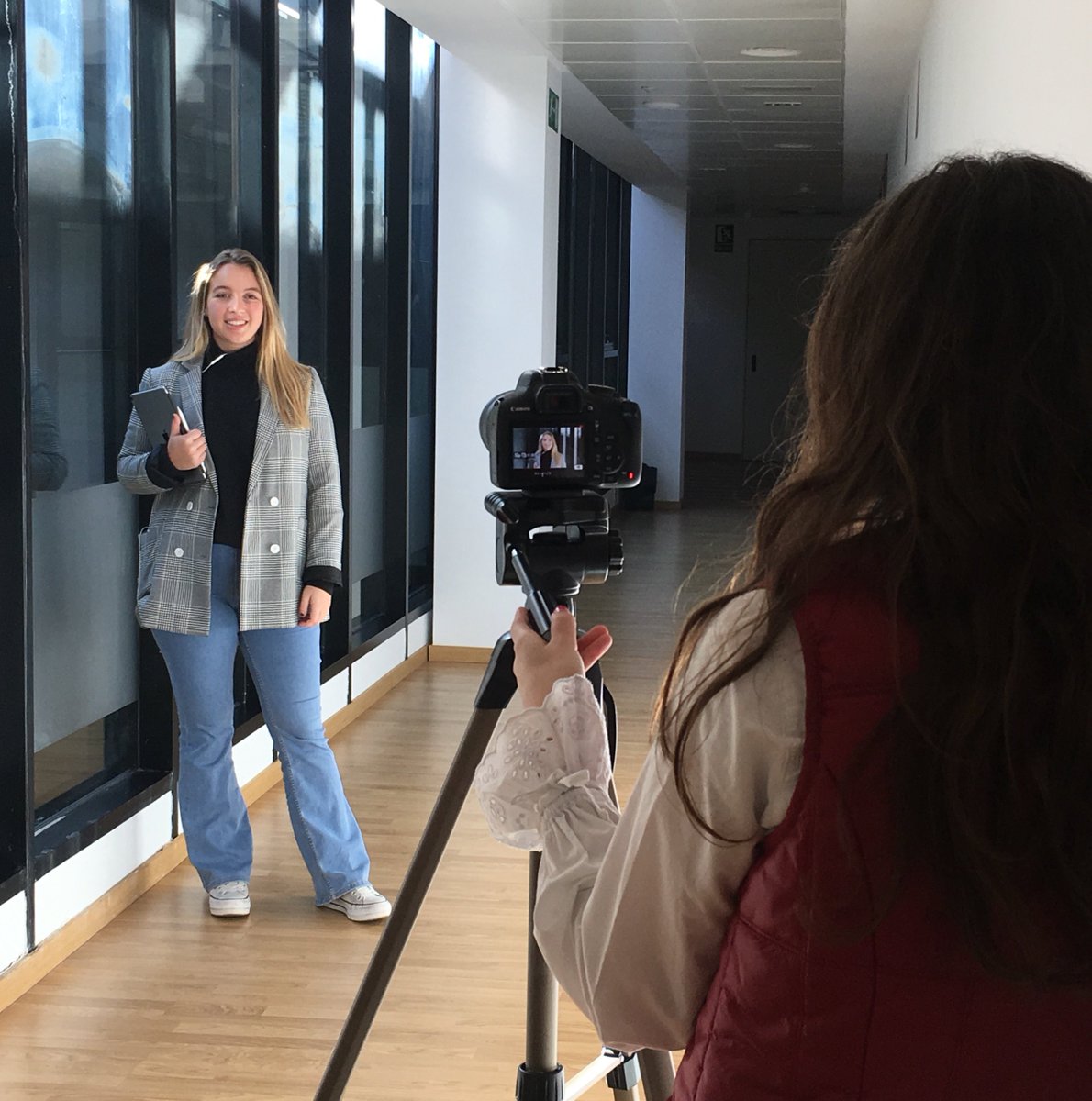 FPCapitol's tweet photo. Los alumnos y alumnas del ciclo de #Marketing y Publicidad han preparado su participación en el II Concurso de Pitches #FPStartup con la grabación de vídeos en los que exponen sus ideas de #negocio. ¡Mucha suerte! https://t.co/HqrnNaD18i https://t.co/6jvGSPHEYV