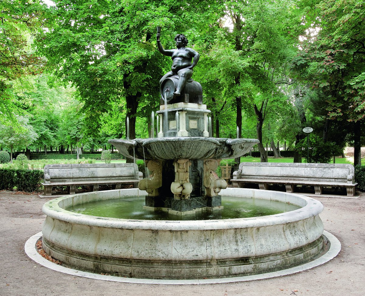 Felipe II mandó traer especies de Flandes y Francia y frutales de Andalucía y Valencia para decorar el Jardín de la Isla de Aranjuez. De Italia llegaron, además, los mejores mármoles labrados para las muchas fuentes que inundan el jardín de referencias mitológicas