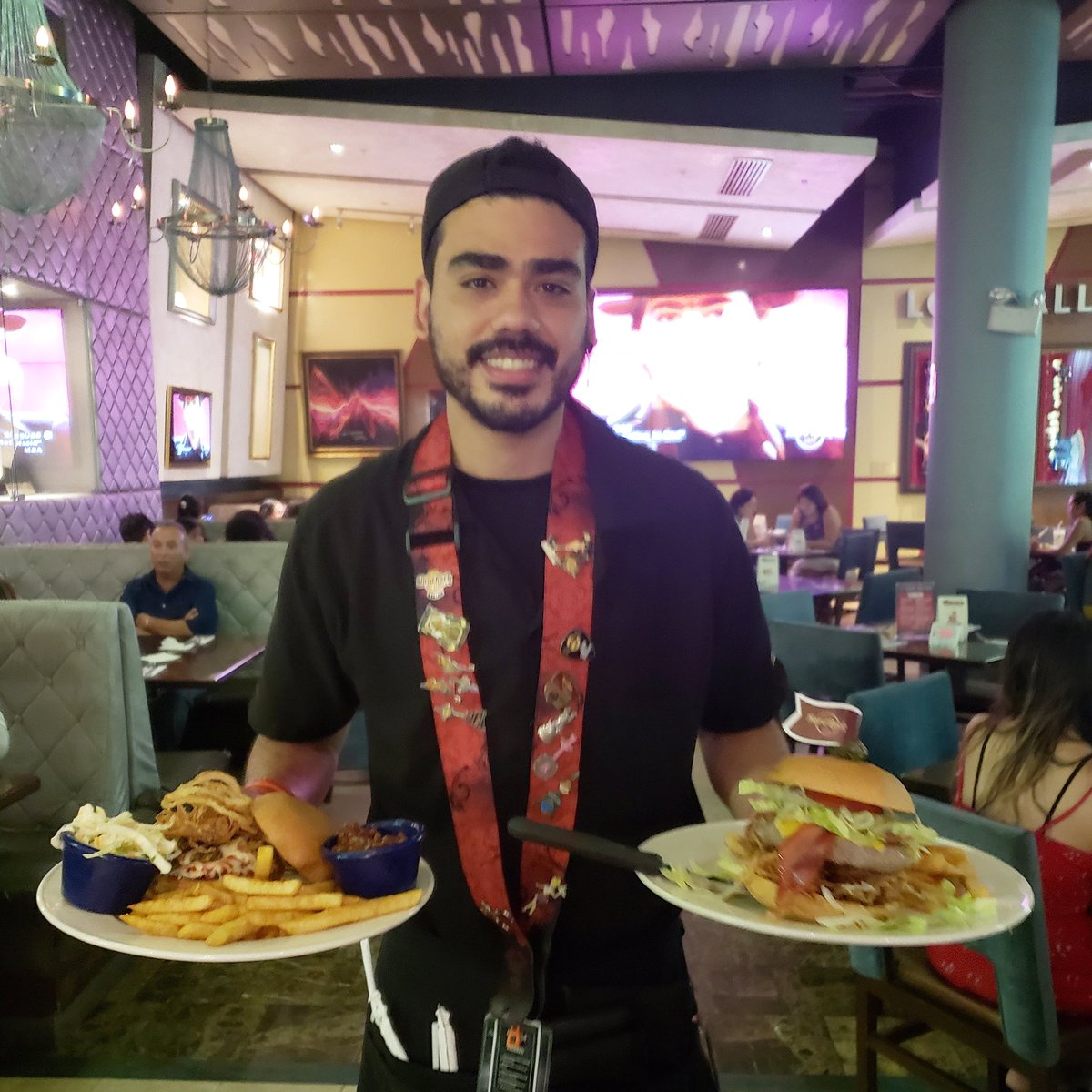 Ven a disfrutar de las mejores hamburguesas 🍔 🤟⚡️!
#ThisIsHardRock #HardRockCafe #HardRockCafeLima #HRCLima #Burgers #lunch