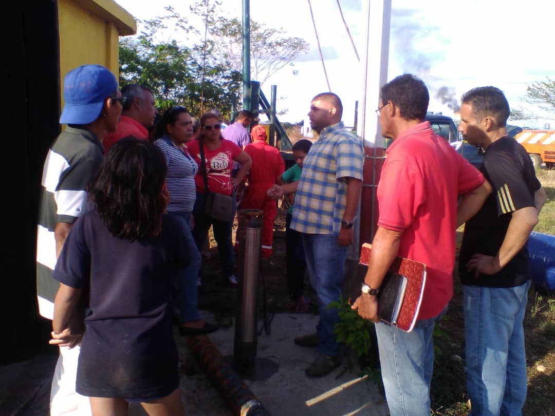 AlcEzeZamora's tweet photo. #20Feb #ProducciónActivaParaElPueblo || El alcalde @Raul_Brazon junto a los residentes de #Musipan supervisó los trabajos de mantenimiento en el pozo de agua de esta comunidad, labores que se realizan junto a Pdvsa #1erVerticeServiciosPublicos #NuevoComienzo #ZamoraSomosTodos https://t.co/NAfcvbDL6J