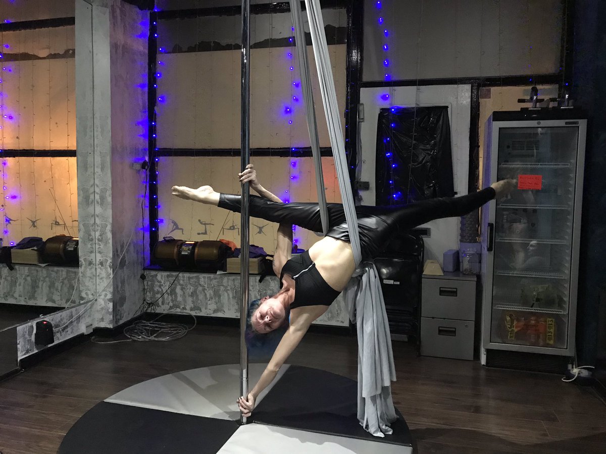 Studio202_Abdn's tweet photo. Great class last night with Kerri!
#polefabric #polesilks #aerials #splits #strong #circus #classes #workshops #parties #studio202 #aberdeen #fitnessmadefun https://t.co/dcIkeAhCYw