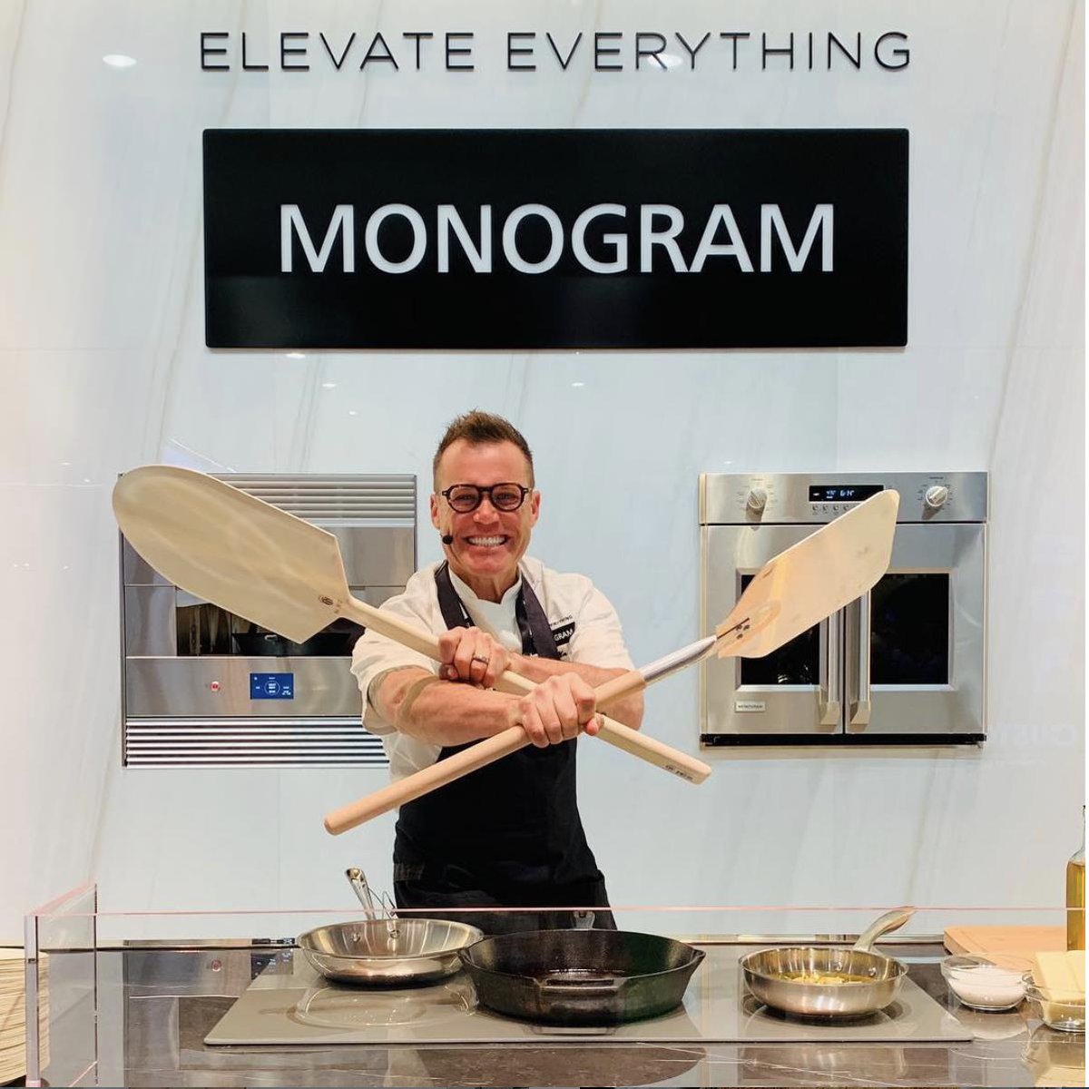 GEAppliancesCo's tweet image. Chef @BrianMalarkey is getting in the @KBIS spirit! See him work his magic with the @MonogramAppl Hearth (Booth C5819). #KBIS2019 #ElevateEverything