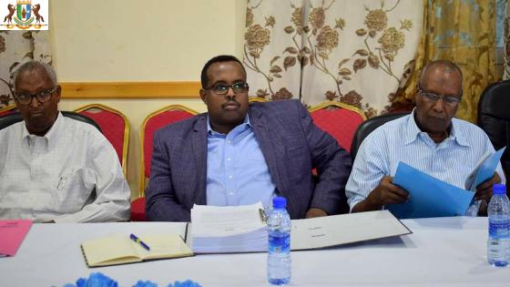 StateHousePunt's tweet photo. Madaxweynaha Dowladda Puntland @deni_abdullahi iyo Madaxweyne ku xigeenka Ahmed Elmi Osman ayaa kulan is-xog waraysi ah la qaatay Agaasimayaasha Guud ee Wasaaradaha iyo Gudoomiyaasha Hay'adaha madaxa banaan.
#PLStatehouse  #TayoIyoTiigsi https://t.co/bO7GMwbUcF