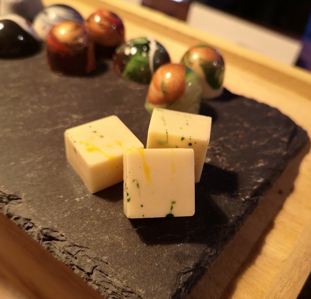 greenpraline's tweet photo. We welcome a yuzu ganache bonbon to the GP family💚
We hope you'll enjoy this citrusy flavor😊 #pastry #pastrylife #pralines #artisanchocolate #bonbons #chocolate #passionforpastry #filledchocolates #chocolatelovers #glutenfree #glutenfreepastry
#vegan #veganchocolate https://t.co/Il7VXJ3NZH