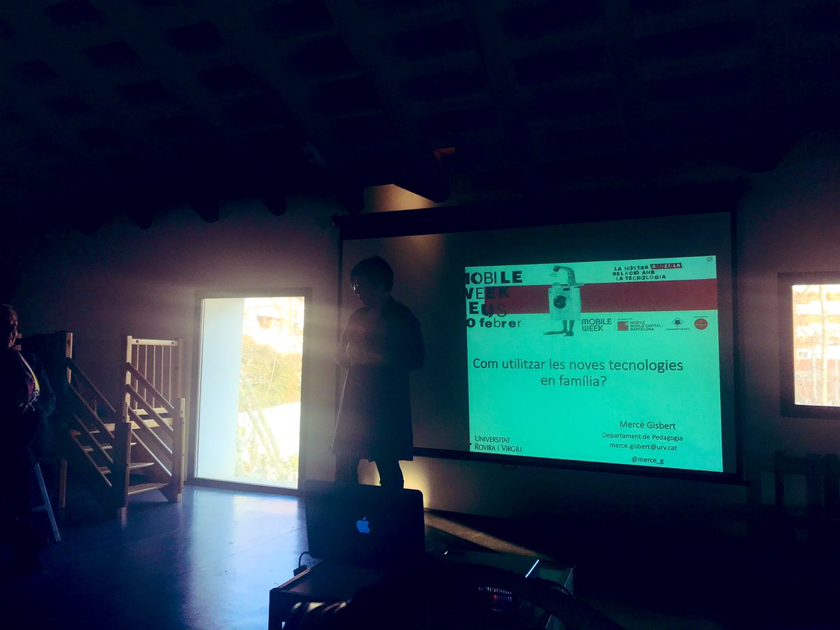 lluispalleja's tweet image. Com utilitzar les noves tecnologies en família? 

Al @MasPintat amb la @Merce_G dins de la #MobileWeekReus