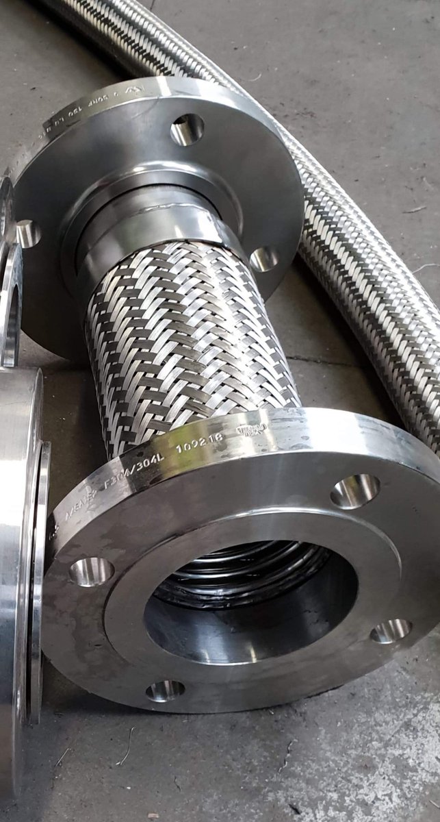 coupling_uk's tweet photo. The MCC Metallic hose team producing hoses both BIG 10" Bore &amp; Small 1/2" today. All  hoses ordered and manufactured to order, tested and leave the same today for next day delivery. For more details or prices call sales : 01772 653530 https://t.co/EKm4MUBTQi