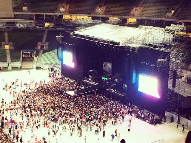 macaronpeperone's tweet photo. @CrystineDuda Amg, n tenho crtz como o allianz funciona mas pelo q eu sei o melhor lugar é a pista, q vc fica mais perto do palco (mas é arriscado pq se vc ficar mt atras você n consegue ver bem o palco) as cadeiras ficam mais afastadas mas é simples, infelizmente quanto + caro mlr o lugar https://t.co/Nm1YN1TeuR