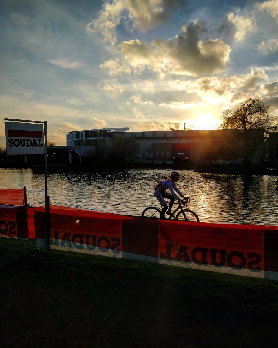 Sportscom_BE's tweet photo. Cyclocross op een woensdagavond, het is eens wat anders! 😉🌄🚴‍♂️ #BusinessThroughSports https://t.co/pSKVFjpdnL