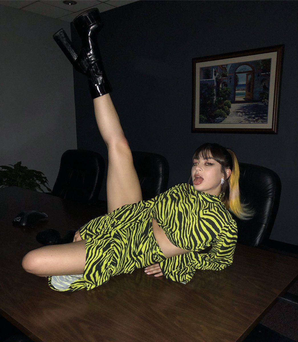 TAKING OVER @BEATS1 FOR @ZANELOWE IN 5 MINS!!!! PLAYING SOME OF UR SUGGESTIONS INCLUDING @KIMPETRAS @LOONATHEWORLD @SLAYYYTER <a href="/SOPHIEMSMSMSM/">SOPHIE</a> AND MORE!!! TUNE IN HERE ON @APPLEMUSIC apple.co/CharliLive 💕💗💕