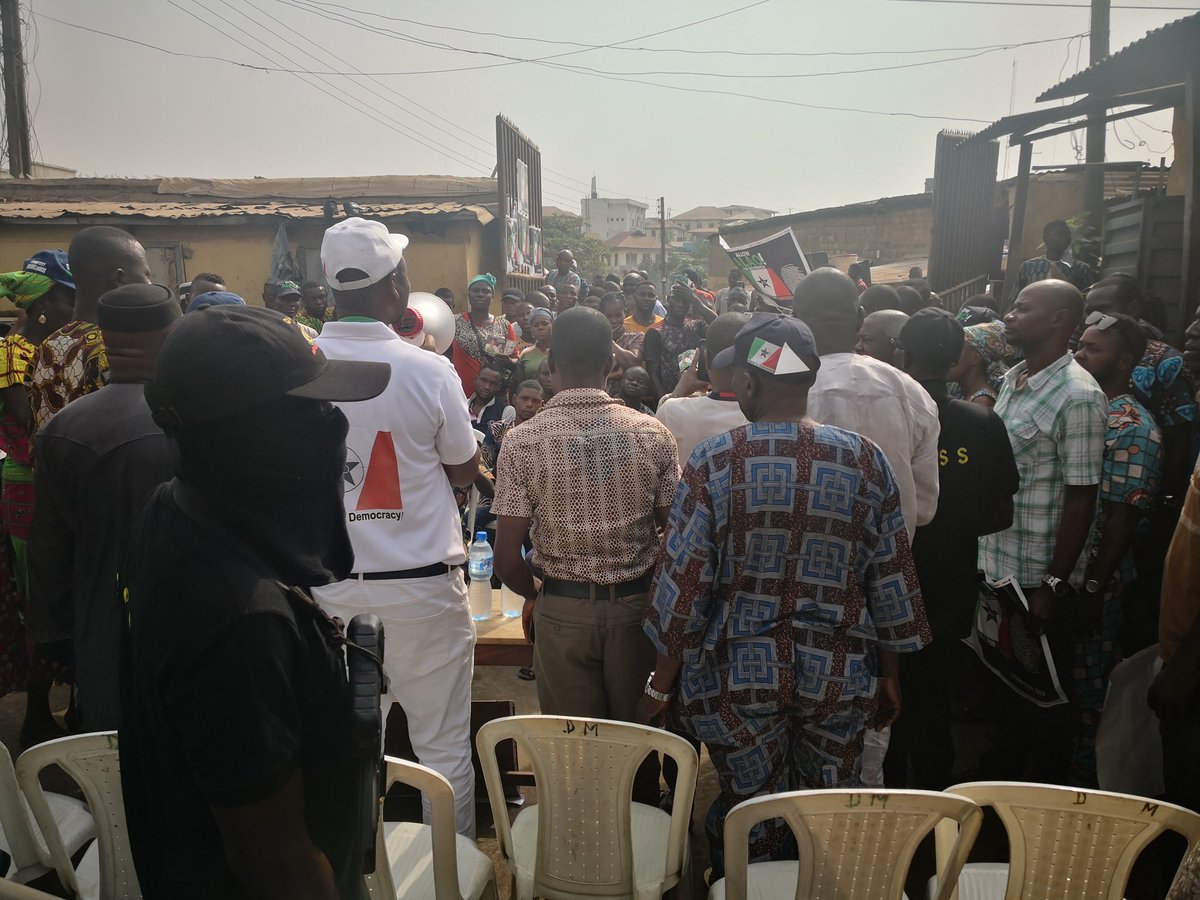 OyedeleALAO's tweet photo. Today, I embarked on tour of Major Markets in Ibadan. The tour took us to Ogunpa, Dugbe and Aleshinloye Market where I interacted with the traders. I told them to shun Gari and Kulikuli so their children can enjoy free and qualitative education.

#AllowAlao https://t.co/8XnQ8D1psR